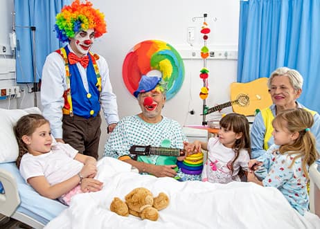Un enfant recevant une visite à l'hôpital